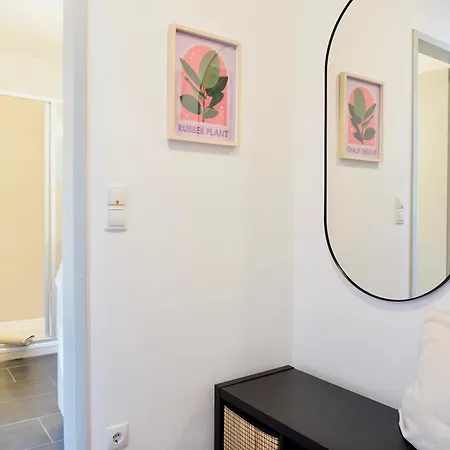 Stylisches Mit Balkon Und Privatem Stellplatz Für Bis Zu 4 Personen Nur Wenige Minuten Von Der Innenstadt&mosel Entfernt Apartamento
