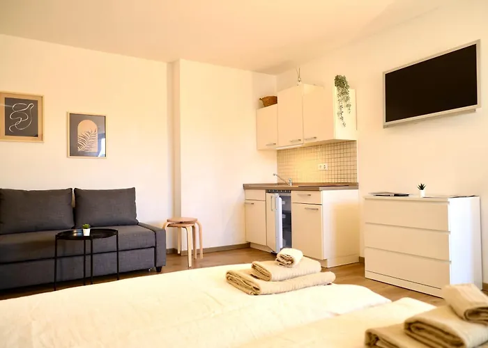 Stylisches Studio Apartment Mit Balkon Und Privatem Stellplatz Fuer Bis Zu 4 Personen Nur Wenige Minuten Von Der Innenstadt & Mosel Entfernt Apartment